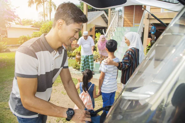 Membros Família Volta Para Casa Para Celebrações Eid — Fotografia de Stock