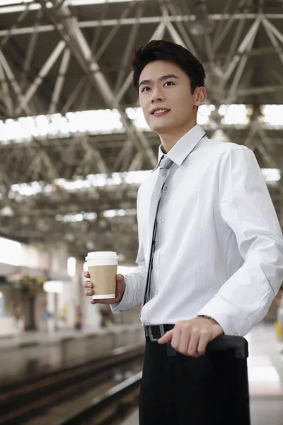 Uomo Affari Possesso Una Tazza Caffè Attesa Treno — Foto Stock