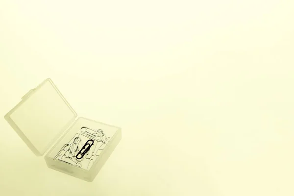 Eine Einzige Schwarze Büroklammer Gemischt Mit Einer Schachtel Weißer Büroklammern — Stockfoto