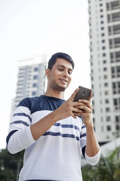 Jeune Homme Textos Téléphone — Photo