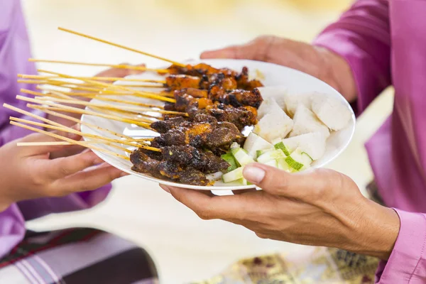 Melewati Sepiring Sate Selama Idul Fitri — Stok Foto