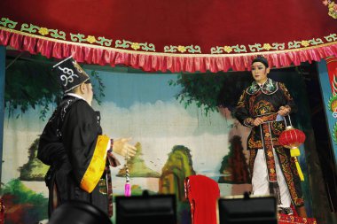 Tiyatro Sahnesinde Opera Sanatçısı 