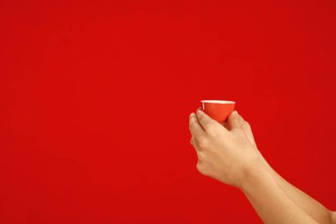 El ele tutuşup çay bardağını kapatın.