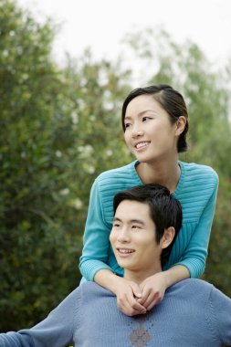 Genç çift tatilde..