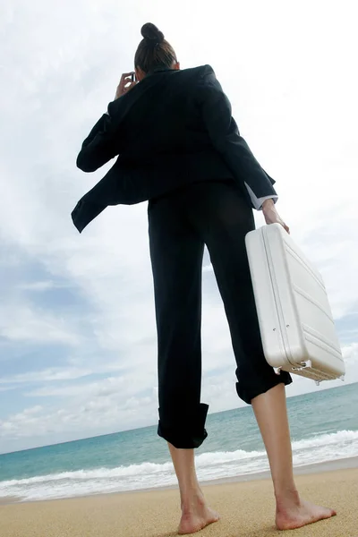 Femme Affaires Utilisant Téléphone Portable Sur Plage — Photo