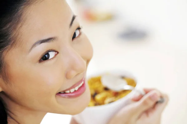 Mujer Sonriendo Cámara Mientras Disfruta Cereal Desayuno — Foto de Stock