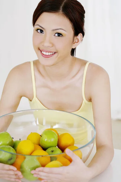 Frau Mit Einer Schale Voller Früchte — Stockfoto