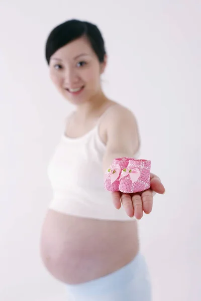 Gravid Kvinna Med Babyskor — Stockfoto