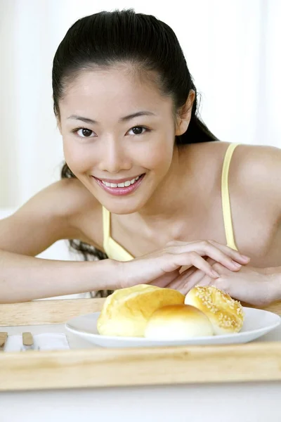 Vrouw Poseren Met Haar Ontbijt — Stockfoto