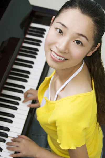 Joven Tocando Piano —  Fotos de Stock