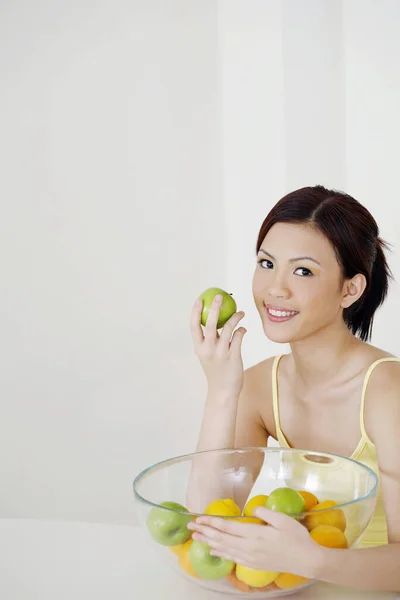 Vrouw Met Een Kom Fruit — Stockfoto