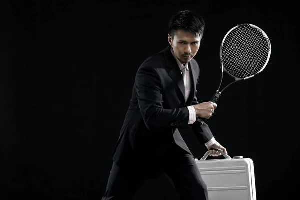 Elinde Evrak Çantası Tenis Raketi Tutan Bir Adamı — Stok fotoğraf
