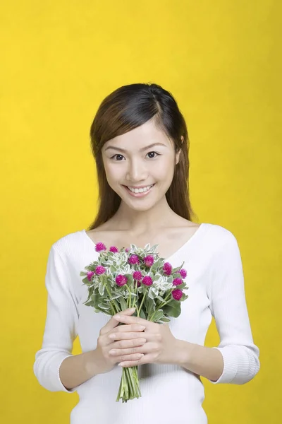 Mulher Segurando Buquê Flores — Fotografia de Stock