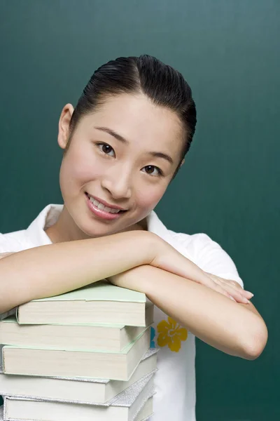 Jonge Vrouw Poseren Met Een Stapel Boeken — Stockfoto