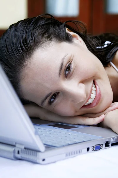 Mulher Descansando Beira Piscina Com Laptop Lado Dela — Fotografia de Stock