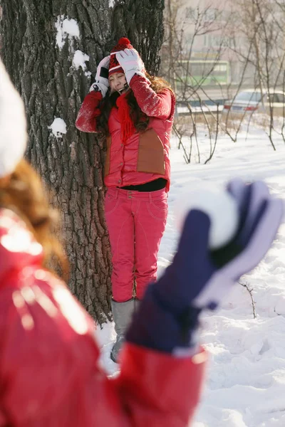 妇女有雪球战 — 图库照片