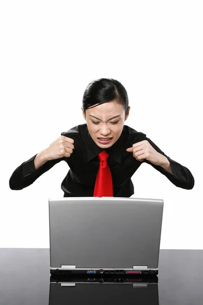 Frustrierte Geschäftsfrau Nutzt Laptop — Stockfoto