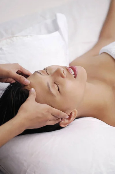 Woman Receiving Head Massage — Stock Photo, Image