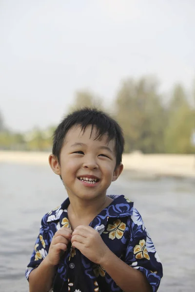 Niño Divirtiéndose Playa —  Fotos de Stock