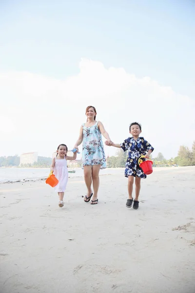 Mujer Caminando Mano Sus Hijos Playa — Foto de Stock