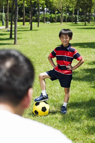 Pai Filho Jogando Futebol — Fotografia de Stock