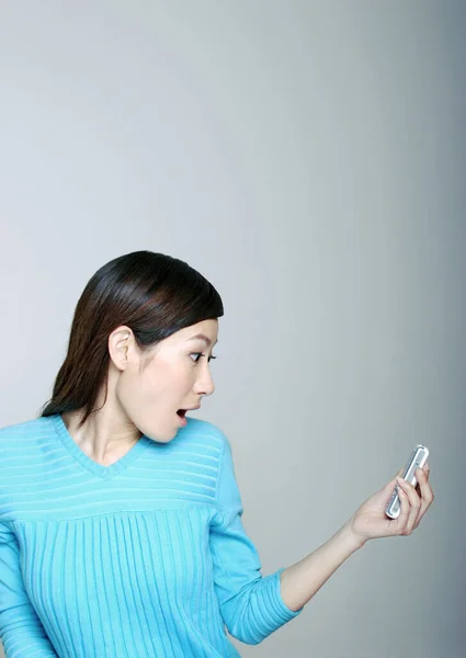 Shocked Woman Phone — Stock Photo, Image