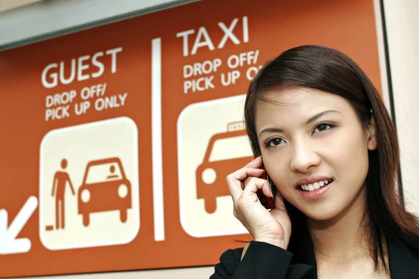 Üzletasszony Beszél Telefonon Miközben Taxiállomáson Várakozik — Stock Fotó