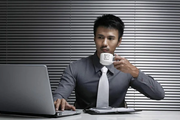 Empresario Tomando Una Taza Bebida Mientras Trabaja — Foto de Stock