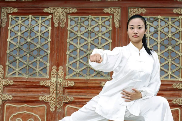 Woman Practising Martial Arts — Stock Photo, Image