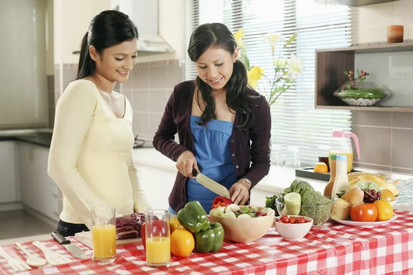 Mujeres Que Preparan Ensaladas Cocina —  Fotos de Stock