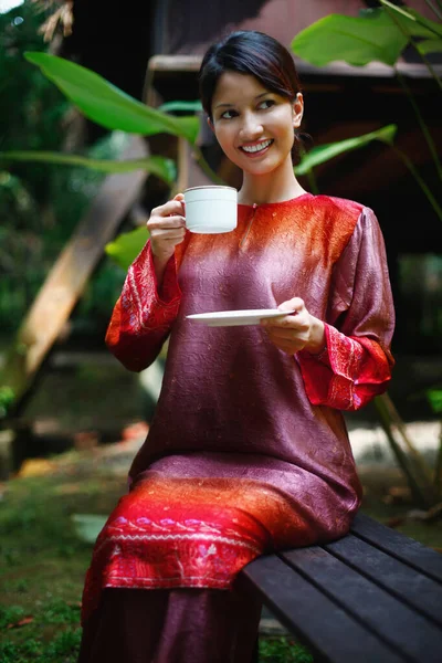 Mujer Con Ropa Tradicional Sentada Banco Disfrutando Una Taza Café —  Fotos de Stock