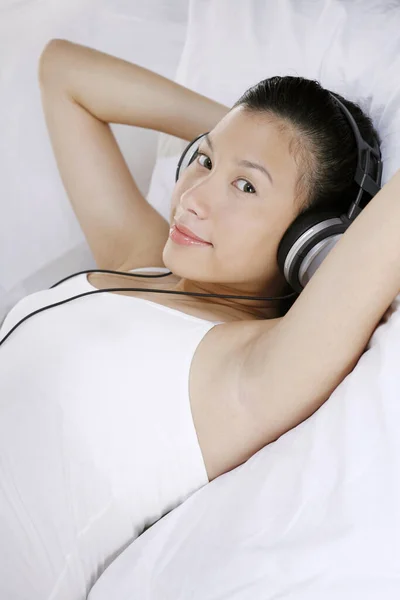 Woman Lying Bed Listening Music Headphones — Stock Photo, Image