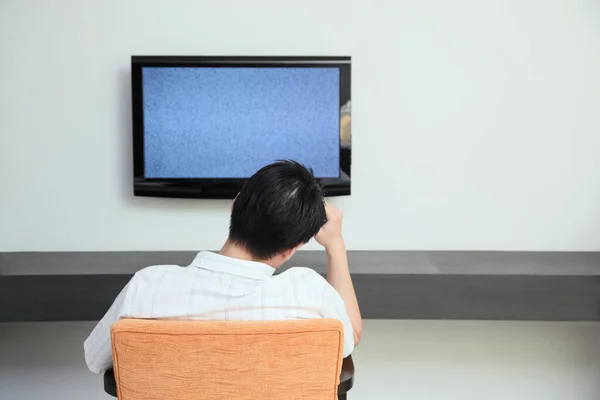 Homem Olhando Para Televisão Arruinada Com Mão Cabeça — Fotografia de Stock