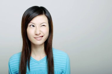 Göz kırpan kadın.