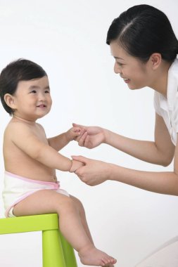 Küçük kızla oynayan kadın.