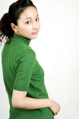 Kameraya bakan kadın..