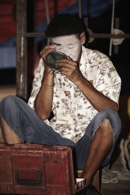 Makyaj uygulayan opera sanatçısı