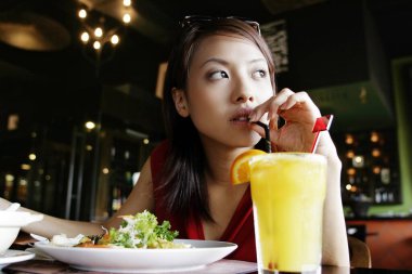 İş kadını öğle yemeğinin tadını çıkarıyor.