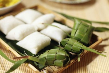 Ketupat ve glutinous rice.