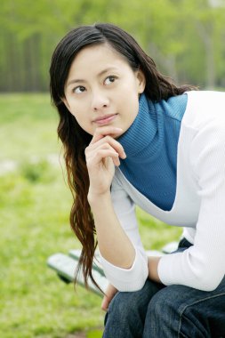 Bankta oturan kadın şöyle düşünüyor:.