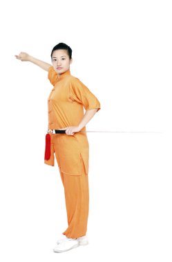 Kılıçlı kadın kameraya poz veriyor.