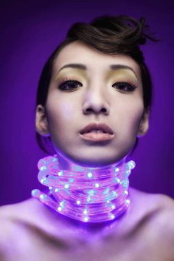 Boynunda ışıklı ışık şeridi olan bir kadın.