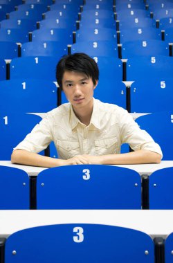 Genç adam kameraya gülümsüyor.