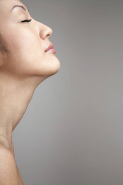 Kameraya poz veren kadın