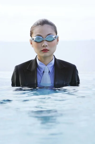 Mulher Negócios Óculos Terno Sentado Piscina — Fotografia de Stock