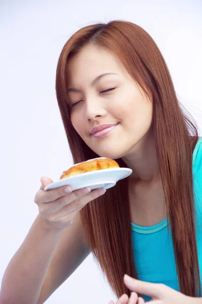 Mujer Oliendo Pastel Recién Horneado — Foto de Stock