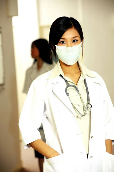 Žena Lékař Nosí Masku Pro Hygienické Účely — Stock fotografie