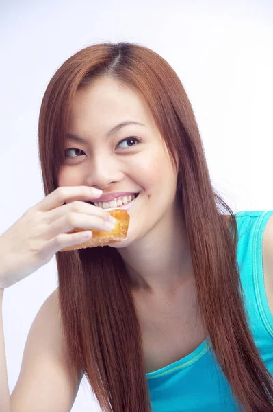Студійний Знімок Жінки Яка Посміхається Під Час Їжі Пирога — стокове фото