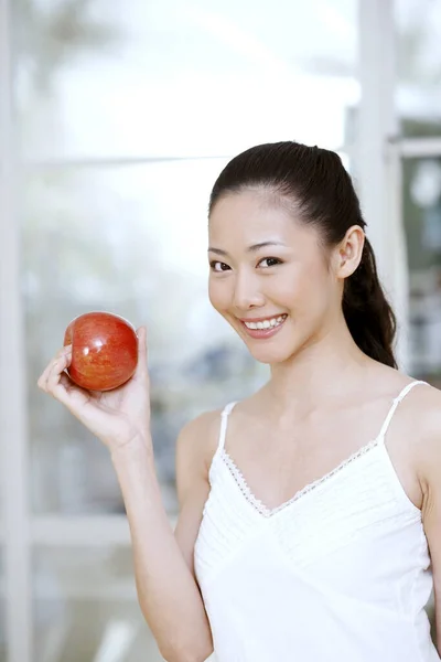 赤いリンゴを持つ女性は — ストック写真
