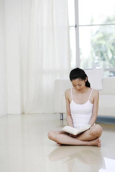 Giovane Donna Che Legge Libro — Foto Stock